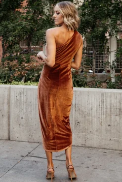 Baltic Born Kourtney Velvet One Shoulder Midi Dress |